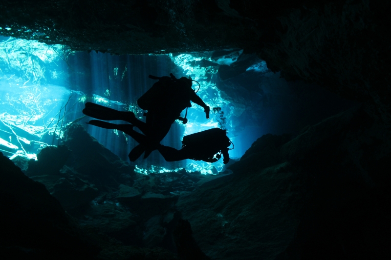 10618210-cenote-diving