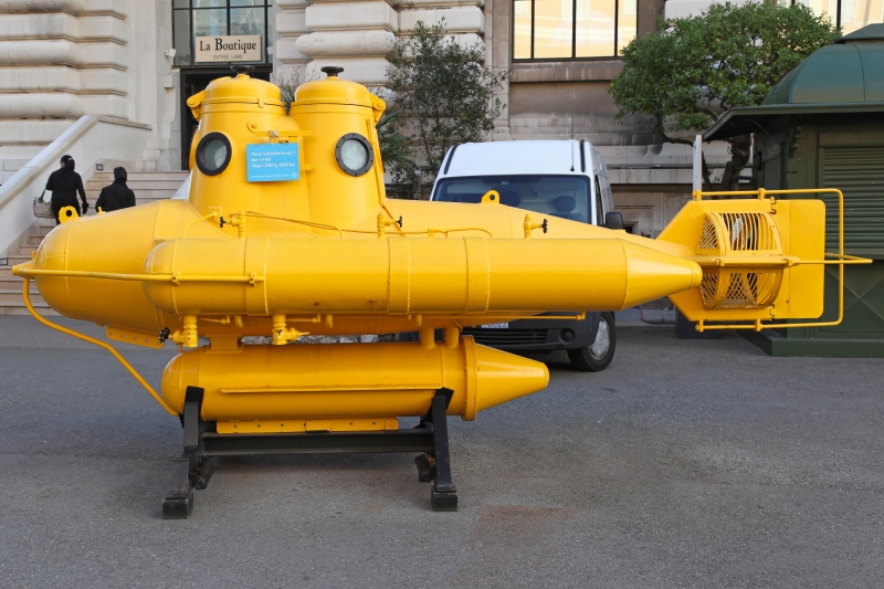 10626426-yellow-submarine