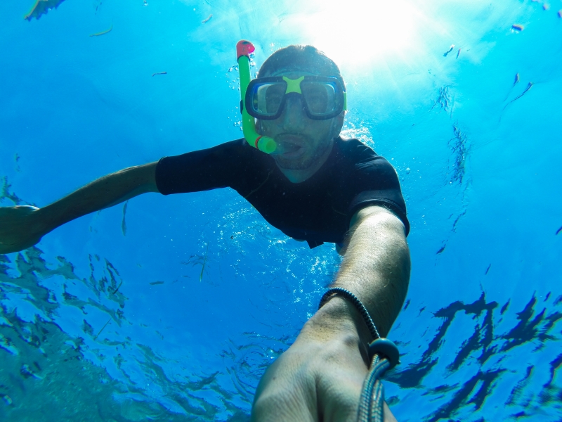 9437587-freediver-underwater-selfie
